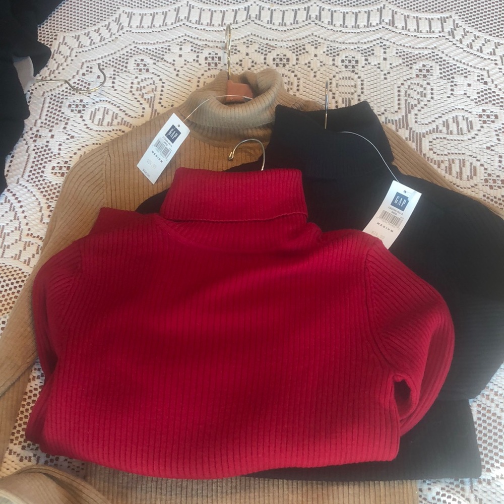 3 Women’s Medium tan, black and red GAP turtleneck